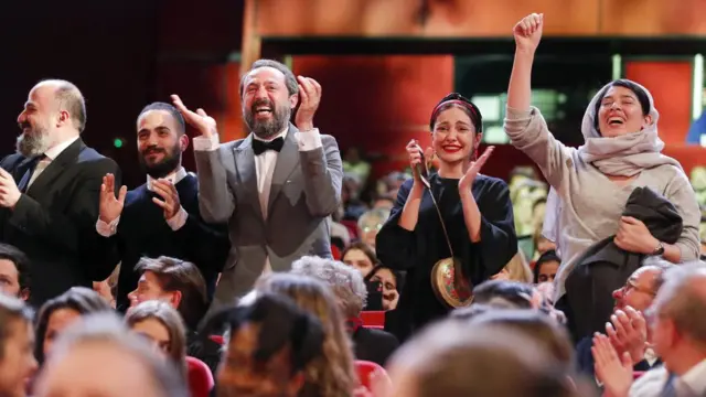 لحظة إعلان فوز فيلم "لا وجود للشيطان" بجائزة الدب الذهبي في البرلينالة
