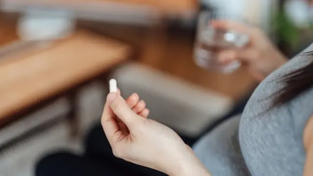 Mujer tomando ácido fólico