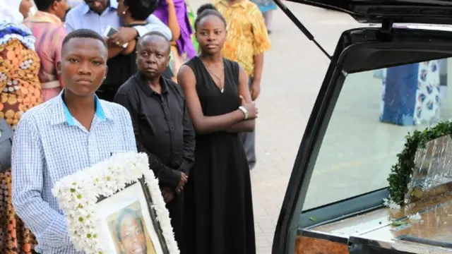 Rafiki yake marehemu, Yasir Mohamed akiwa ammebeba picha ya marehemu