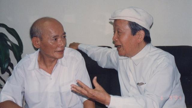 Ông Nguyễn Hữu Khiếu (phải)