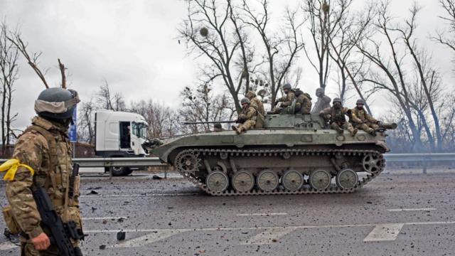 ناقلة جنود مدرعة أوكرانية تسير على الطريق في 3 مارس 2022 في سيتنياكي، أوكرانيا، غرب العاصمة