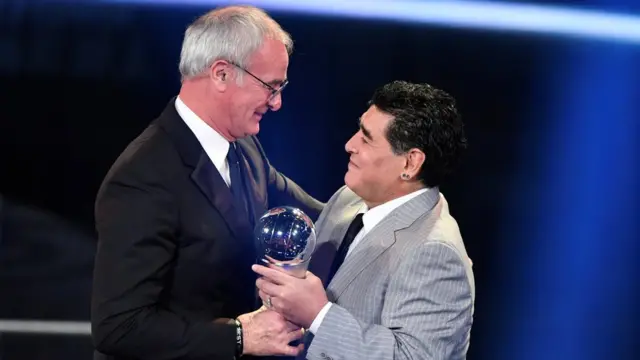 马拉多纳为拉涅利颁奖