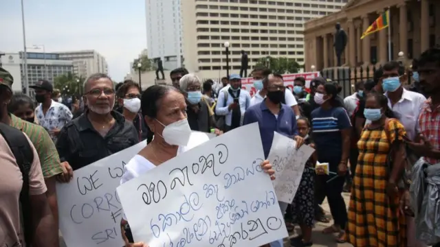 ကုန်စျေးနှုန်းပြဿနာ၊ လျှပ်စစ်မီးမမှန်တဲ့ပြဿနာတွေကြောင့် သမ္မတနုတ်ထွက်ပေးဖို့တောင်းဆိုနေကြ