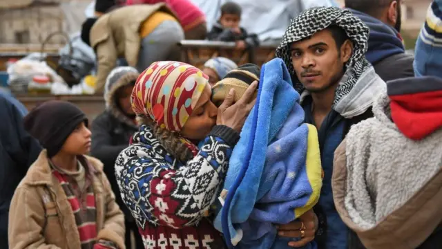 Residentes de las inmediaciones de Afrín huyen tras la ofensiva turca.