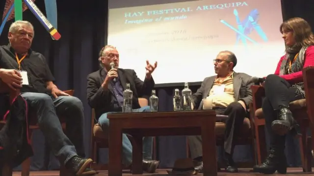 Francisco Goldman, Jon Lee Anderson, Hugo Coya y Carolina Robino, durante el panel "Nuevos tiempos en Estados Unidos: resultados de las elecciones", en el Hay Festival Arequipa, Perú.