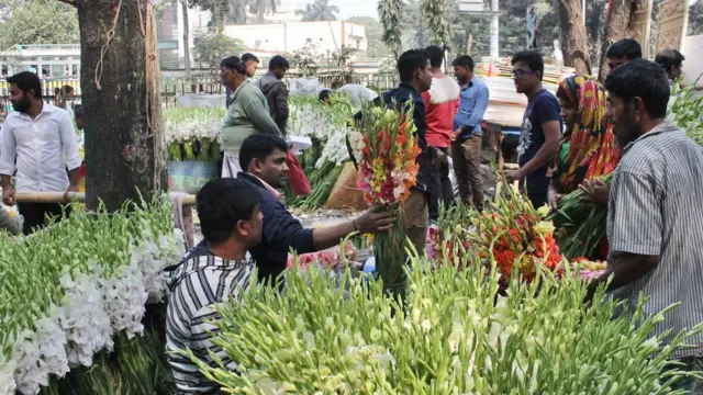 ঢাকার শাহবাগে প্রচুর ফুল।