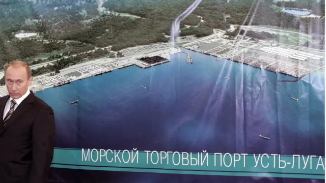 Путин на фоне постера порта в Усть-Луге