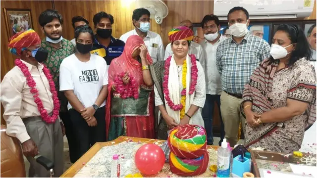 महापौर कुंती देवडा आणि कुटुंबासोबत आशा कंडारा