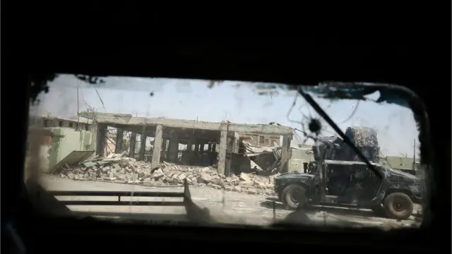 عربة مدرعة تابعة للجيش العراقي اثناء تقدم احدى وحداته في الهجوم لاستعادة مدينة الموصل القديمة