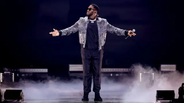 Шон Комбс на сцене в пиджаке с блестками