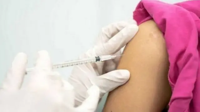 ব্রিটেনের নিয়ন্ত্রক সংস্থা, এমএইচআরএ বলছে,করোনাভাইরাস প্রতিরোধে ৯৫ শতাংশ সক্ষম ফাইজার/বায়োএনটেকের টিকাটি এখন ব্যবহারের জন্য নিরাপদ।