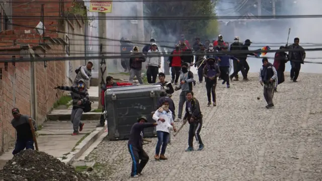 Con palos y piedras, los partidarios de Morales protestaron por su salida del poder.