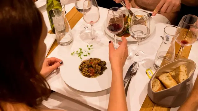 Французский ресторан, где посетители едят нагишом