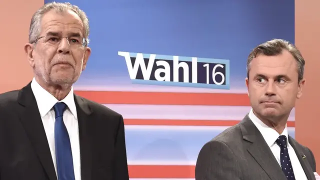 Los candidatos presidenciales Alexander Van der Bellen (izquierda) y Norbert Hofer (derecha) durante un debate televisivo.