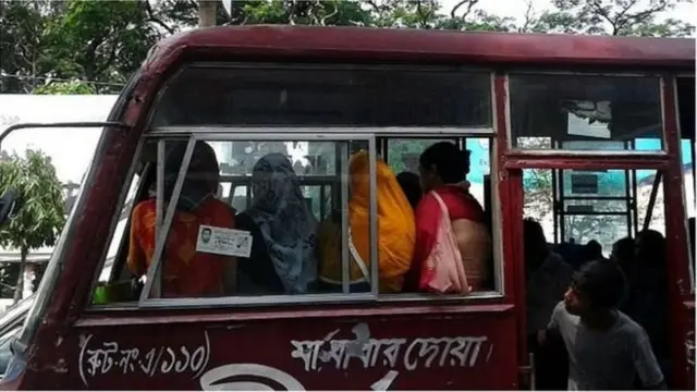 বাসের মতো যানবাহনে পাশাপাশি বসলেও সবসময় মুখে মাস্ক পরার পরামর্শ দিচ্ছেন স্বাস্থ্য বিশেষজ্ঞরা