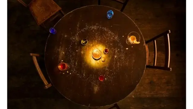 Le volume de Saturne est suffisant pour contenir 740 fois la Terre, mais sa masse n'est que 95 fois celle de la Terre.