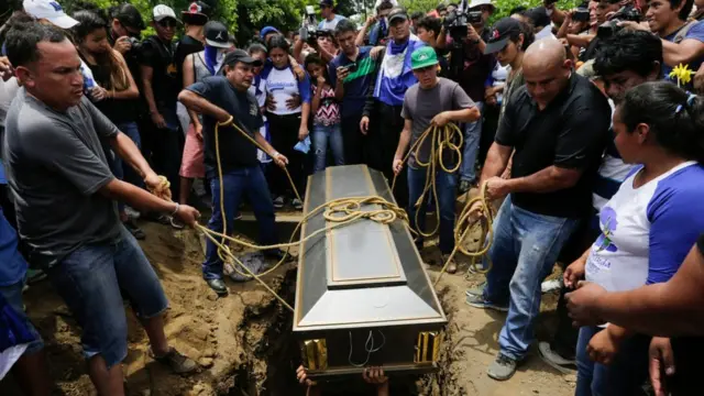 Entierro de un manifestante antigubernamental en Nicaragua