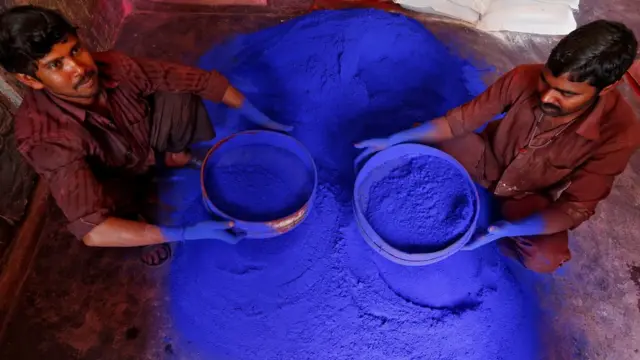 कोलकाता में गुलाल बनाते मज़दूर.