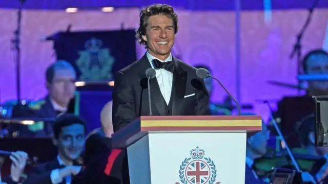 Tom Cruise công bố màn trình diễn của Đội Kỵ Binh - Pháo binh Quân đội Hoàng gia