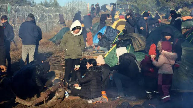 Los migrantes se han concentrado a pocos metros de la cerca de alambre de púas que separa Bielorrusia de Polonia.