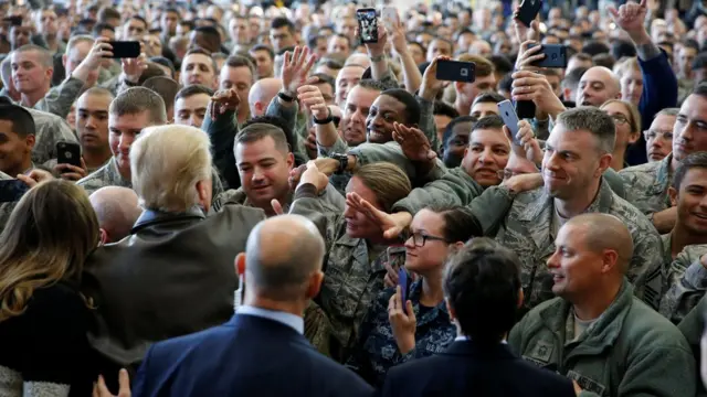 特朗普在东京福生市驻日美军横田基地内与驻地士兵握手（5/11/2017）