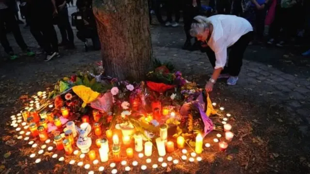 женщина возлагает цветы