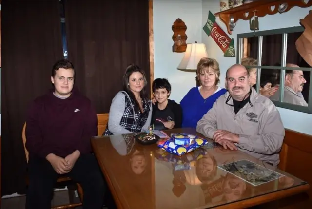 Brian Kuhns, na foto com a família