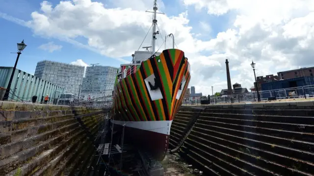 Barco pintado por Carlos Cruz-Diez en Liverpool, Reino Unido.