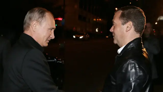 Владимир Путин и Дмитрий Медведев (справа)