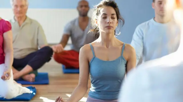 مجموعة من الموظفين يمارسون رياضة اليوجا