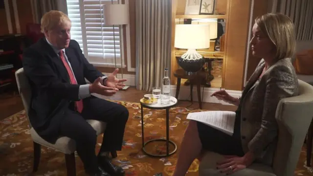 Boris Johnson ve BBC politika editörü Laura Kuenssberg