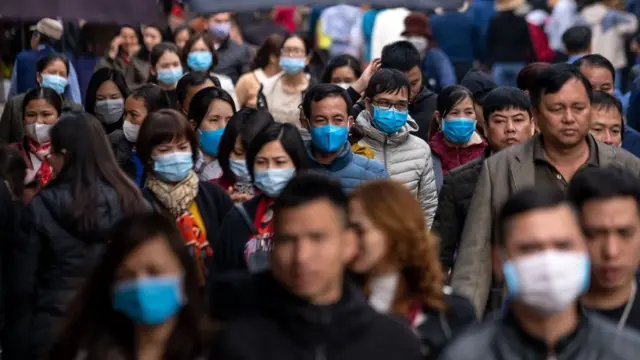 Посетители храма в Ханое