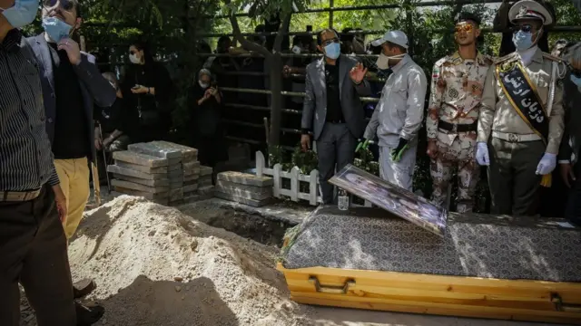 مراسم خاکسپاری محمد علی کشاورز