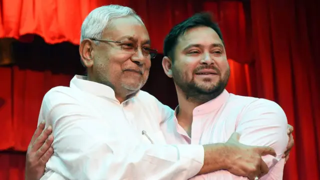 नीतीश कुमार के साथ तेजस्वी यादव