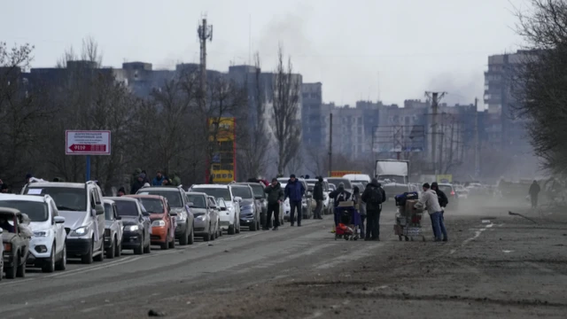 Очередь из машин, покидающих Мариуполь