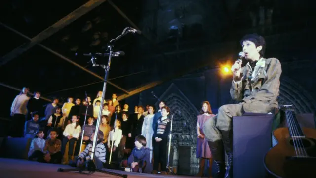 Sanatçı Joan Baez'in 1980 yılında Notre-Dame Katedrali önünde düzenlediği konserden bir kare