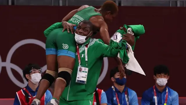 wọn gbe oludije ọmọ Naijiria kan soke lẹyin to pegede.