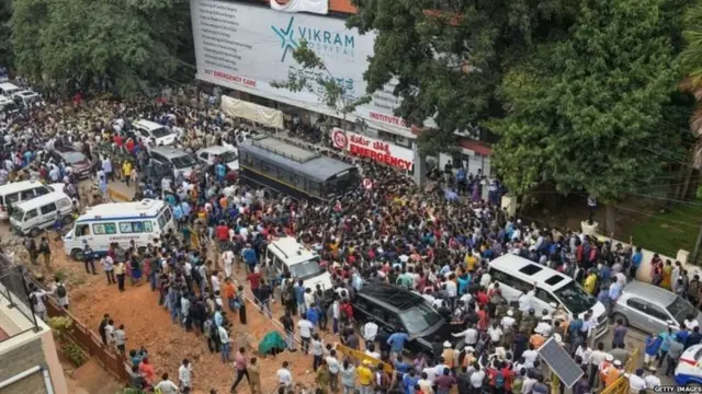 ਪੁਨੀਤ ਦੇ ਹਸਪਤਾਲ ਵਿੱਚ ਦਾਖ਼ਲ ਹੋਣ ਦੀ ਖ਼ਬਰ ਤੋਂ ਬਾਅਦ ਹਸਪਤਾਲ ਦੇ ਬਾਹਰ ਪ੍ਰਸ਼ੰਸਕ