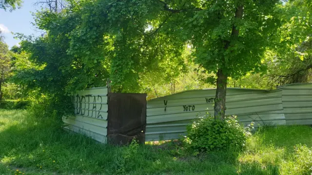 Ленин районуна караштуу скверлердин бири. Тосмо ичинде курулушу токтогон имаратттын пайдубалы