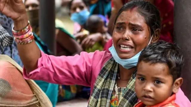 લૉકડાઉન દરમિયાન દેશભરનાં વિવિધ શહેરોમાંથી મજૂરોએ પોતાના વતન તરફ પગપાળા હિજરત કરવી પડી હતી.