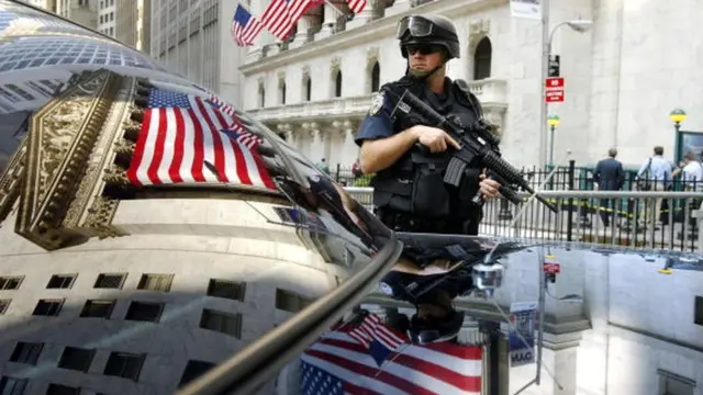 Un policía de Nueva York en Wall Street.