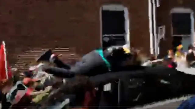 Un automóvil embistió a un grupo de manifestantes que se oponían a la marcha ultranacionalista.