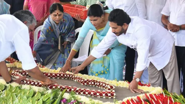 నివాళులు అర్పిస్తున్న విజయమ్మ, షర్మిల, జగన్