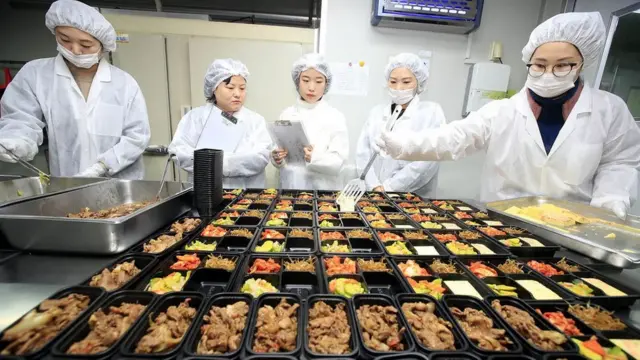 광주의 한 도시락 배달업체에서 취약계층아동에게 전달할 도시락의 위생상태를 점검하고 있다