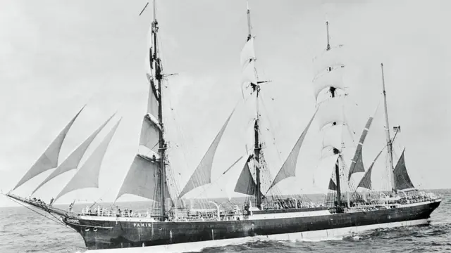 Pada 1949, kakek penulis melalui perjalanan 26.000 km menaiki Pamir dari Australia menuju Inggris.