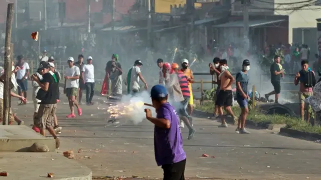 Enfrentamiento entre grupos pro y anti gobierno.