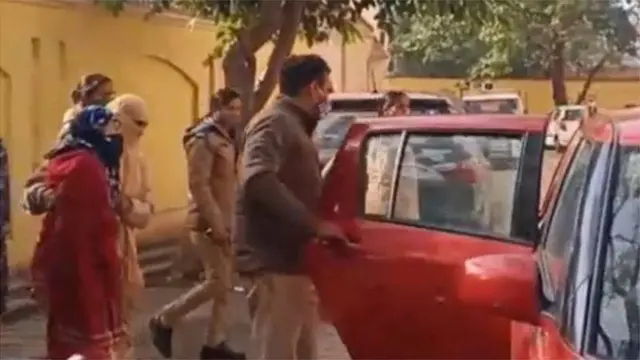 22 ఏళ్ల అమ్మాయి కడుపు నొప్పి అని చెప్పడంతో ఆమెను ఆసుపత్రికి తీసుకుని వెళ్లారు.