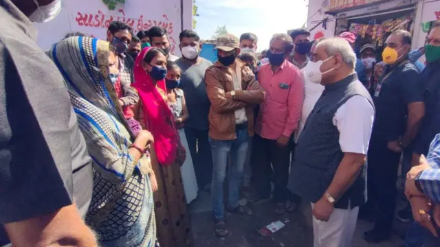 નીતિન પટેલે અમદાવાદના વાડજ વિસ્તારના રામદેવપીર ટેકરામાં દીનદયાળ ક્લિનિક માટે સ્થળ મુલાકાત કરી હતી