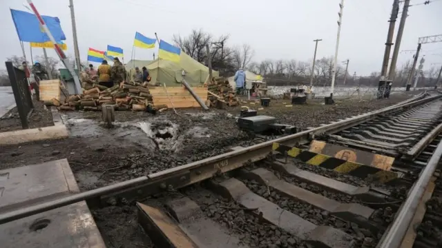 Железная дорога и активисты, объявившие блокаду путей сообщения с днр и лнр