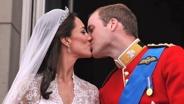 O Duque e a Duquesa de Cambridge dão um beijo na famosa sacada do palácio de Buckingham depois de seu casamento